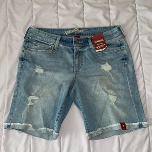Light wash Bermuda shorts